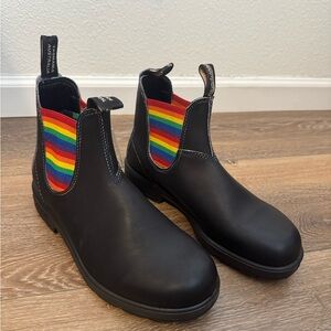 NWOT Blundstone Men’s Black Chelsea Boots with Rainbow Elastic Panels
